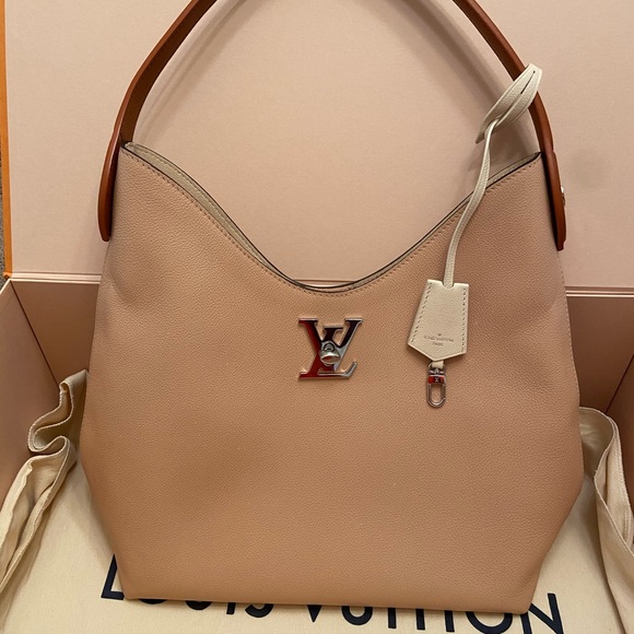 COPY - Louis Vuitton-Lockme Hobo AUTHENTIC - Picture 5 of 17